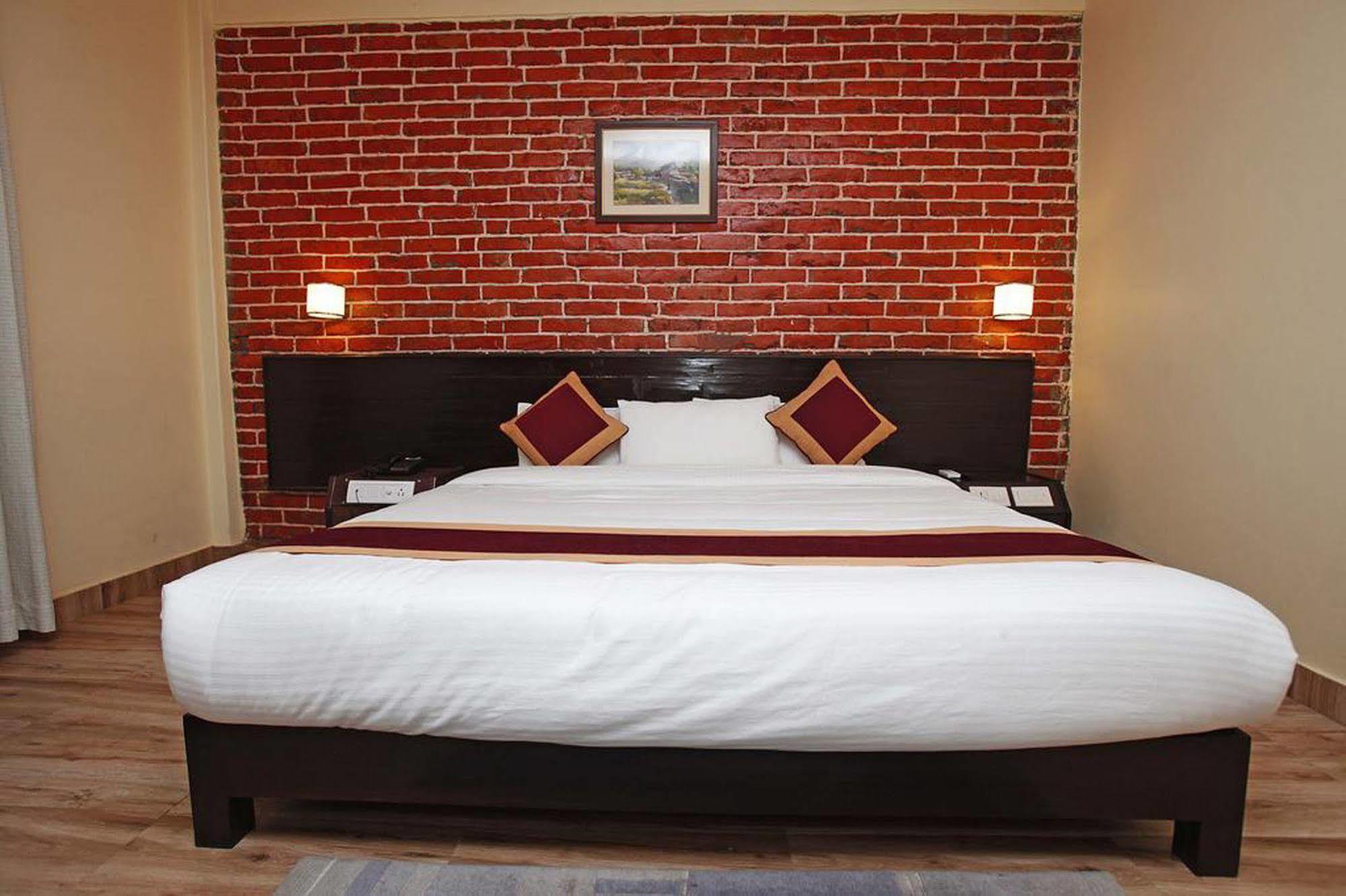 Hotel Dandelion Покхара Экстерьер фото