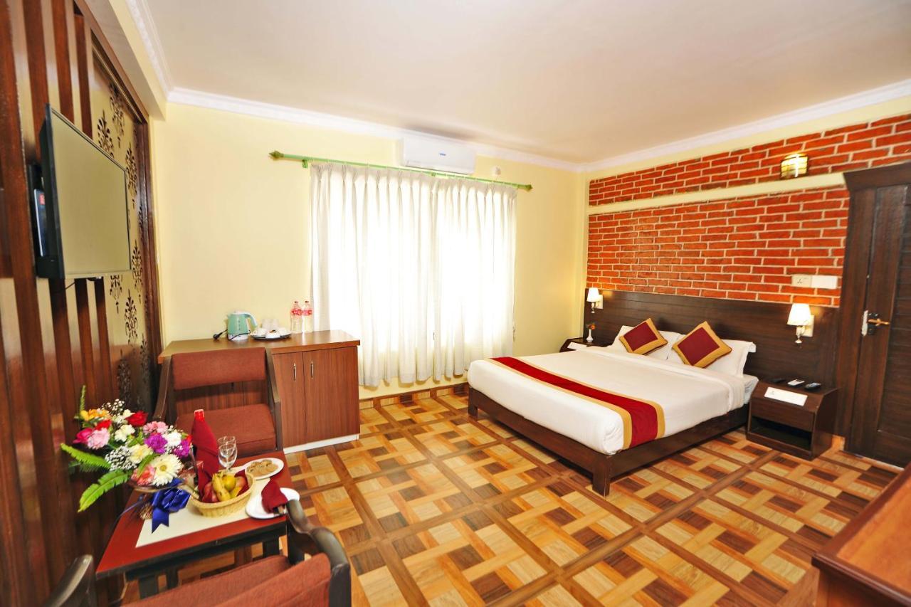 Hotel Dandelion Покхара Экстерьер фото