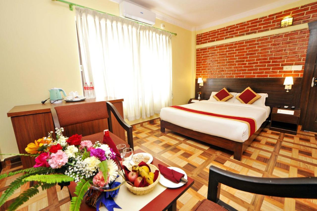 Hotel Dandelion Покхара Экстерьер фото